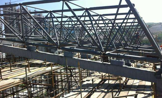 贵阳简述网架公司的黑色压型钢板的吊装步履